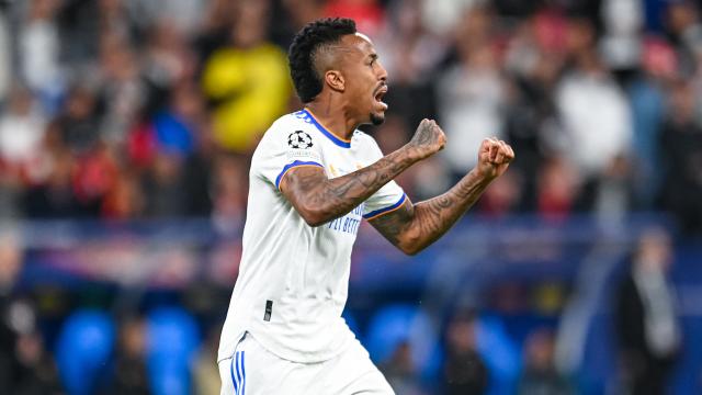 Eder Militao durante un partido con el Real Madrid