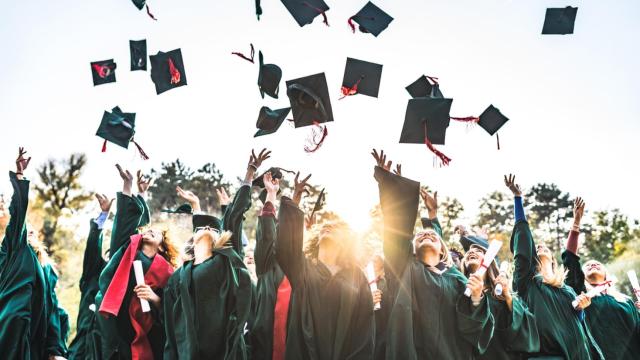 Un grupo de estudiantes universitarios en su graduación.