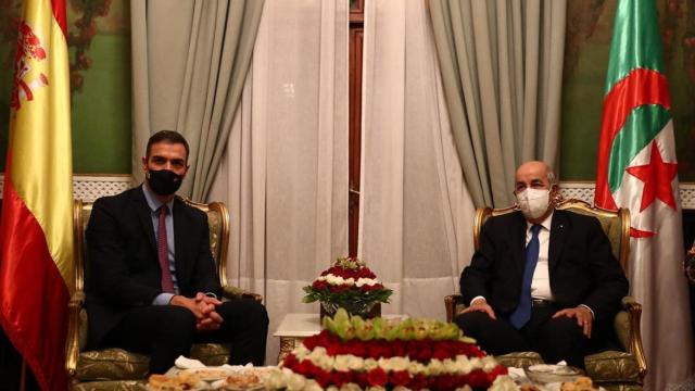 El presidente Sánchez y el presidente de Argelia, Abdelmajid Tebboune, en Argel en 2020.