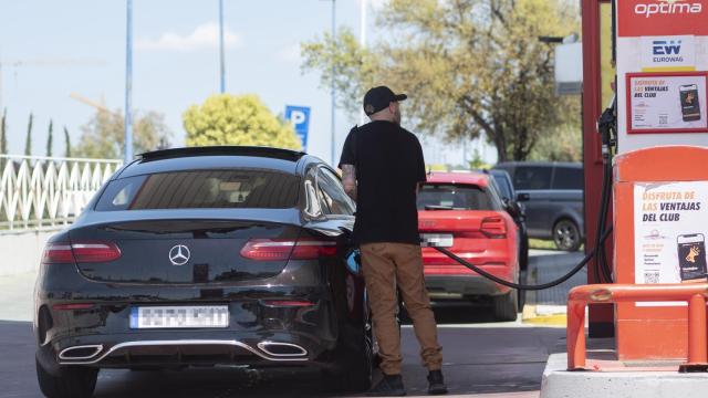 Un hombre reposta en una gasolinera.