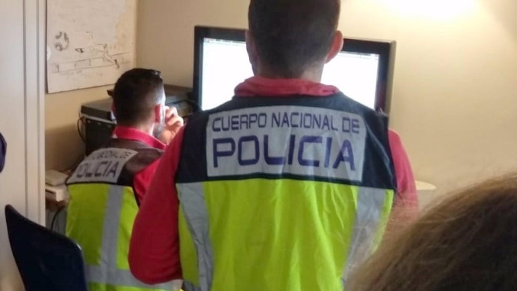 Imagen de una persona detenida por el ataque informático a una empresa tecnológico.
