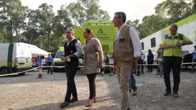Elías Bendodo, en el puesto de control del incendio.