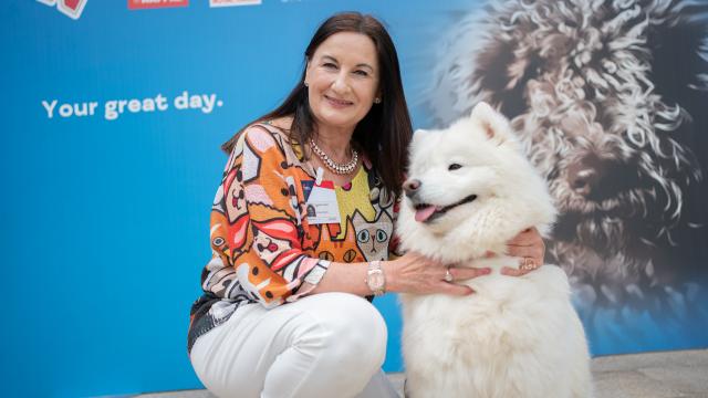 La jueza canina Carmen Navarro junto a la campeona samoyedo Leia.