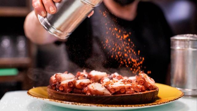 El pulpo á feira es uno de los platos más típicos para compartir entre comensales.