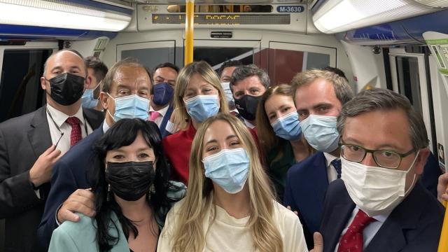 Los diputados populares en el metro.