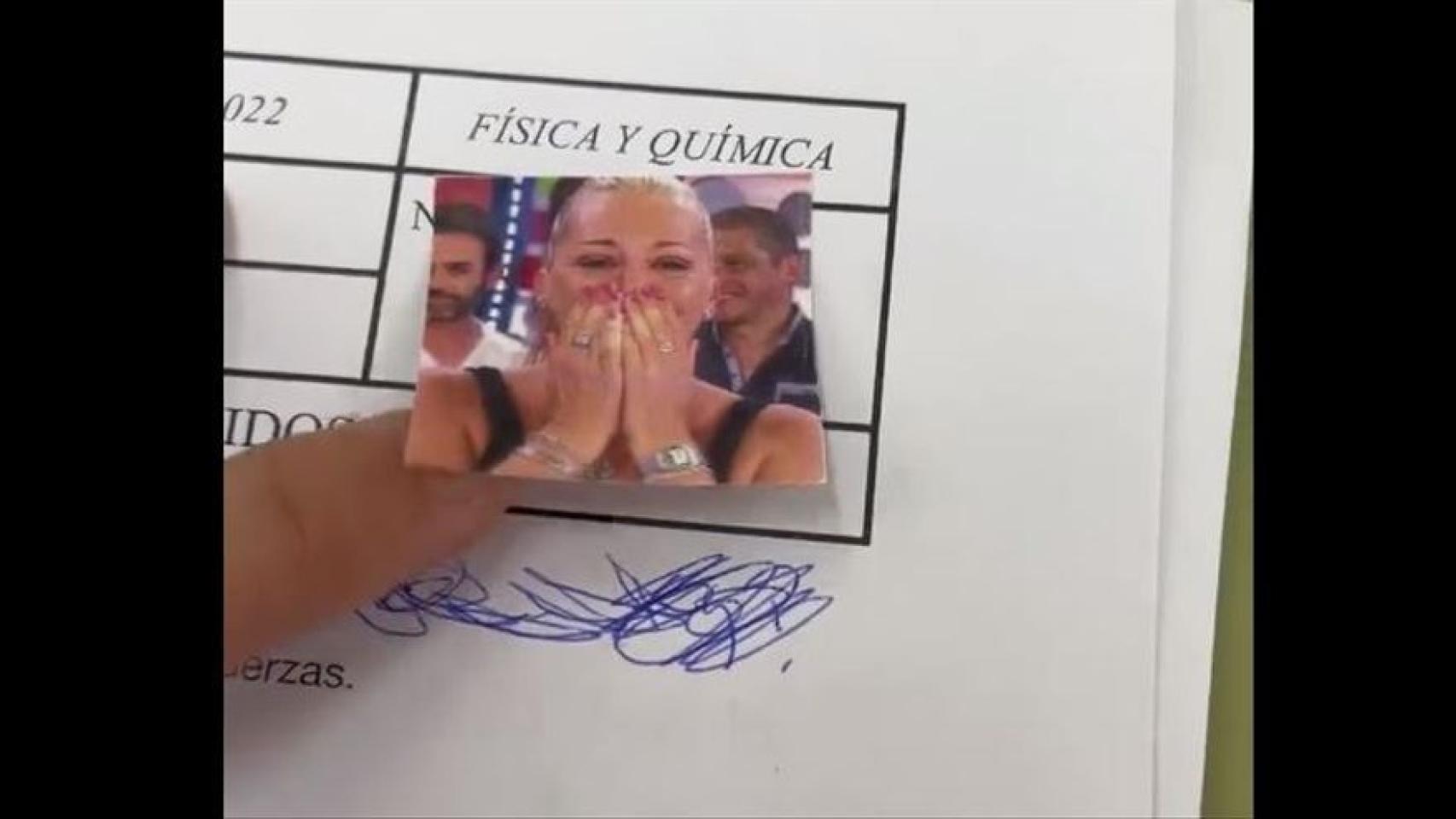La profesora pegó fotos de la Esteban encima de las notas.