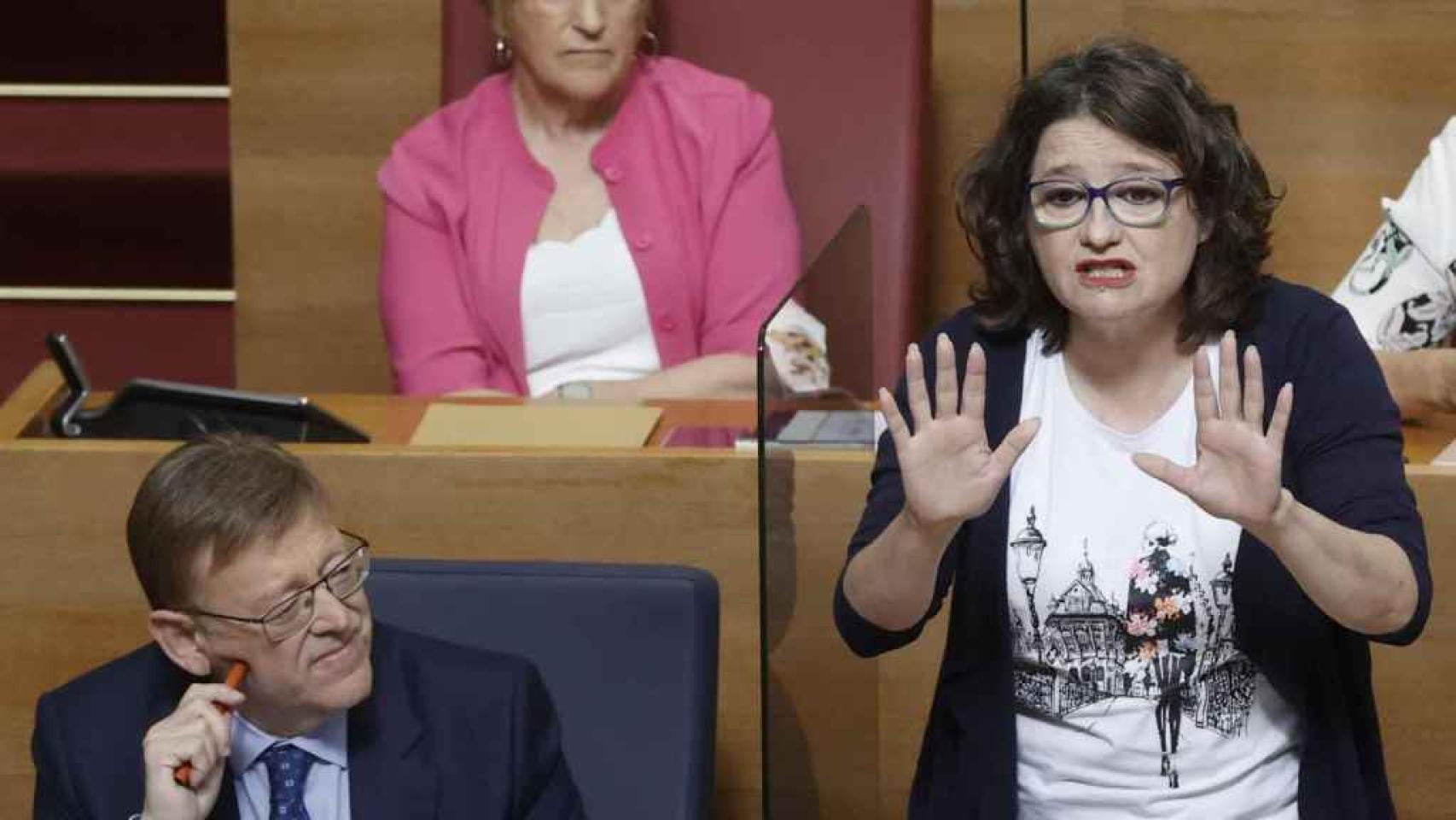 Ximo Puig y Mónica Oltra en un pleno reciente en Les Corts.