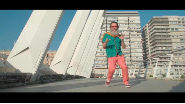 Un fotograma del videoclip con la canción de Varry Brava.
