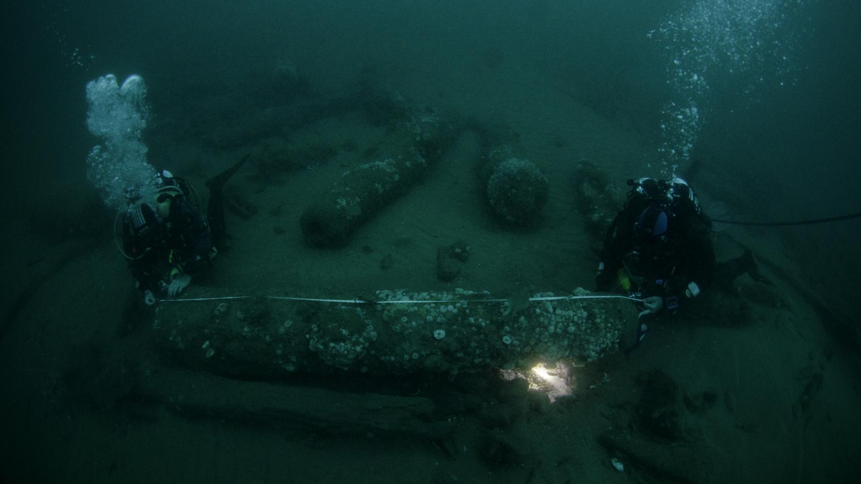 Los hermanos Barnwell midiendo el tamaño de uno de los cañones del 'Gloucester '. Foto: Norfolk Historic Shipwrecks