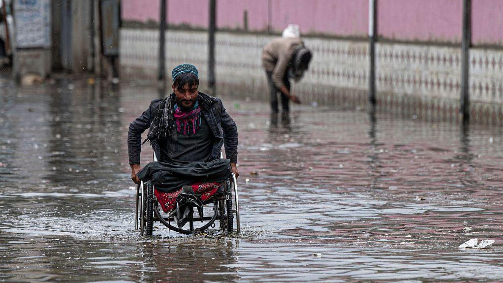 Una persona en silla de ruedas durante las inundaciones de mayo en Afganistán.