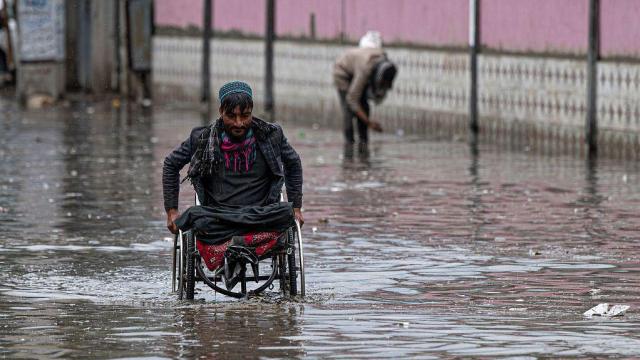 Una persona en silla de ruedas durante las inundaciones de mayo en Afganistán.