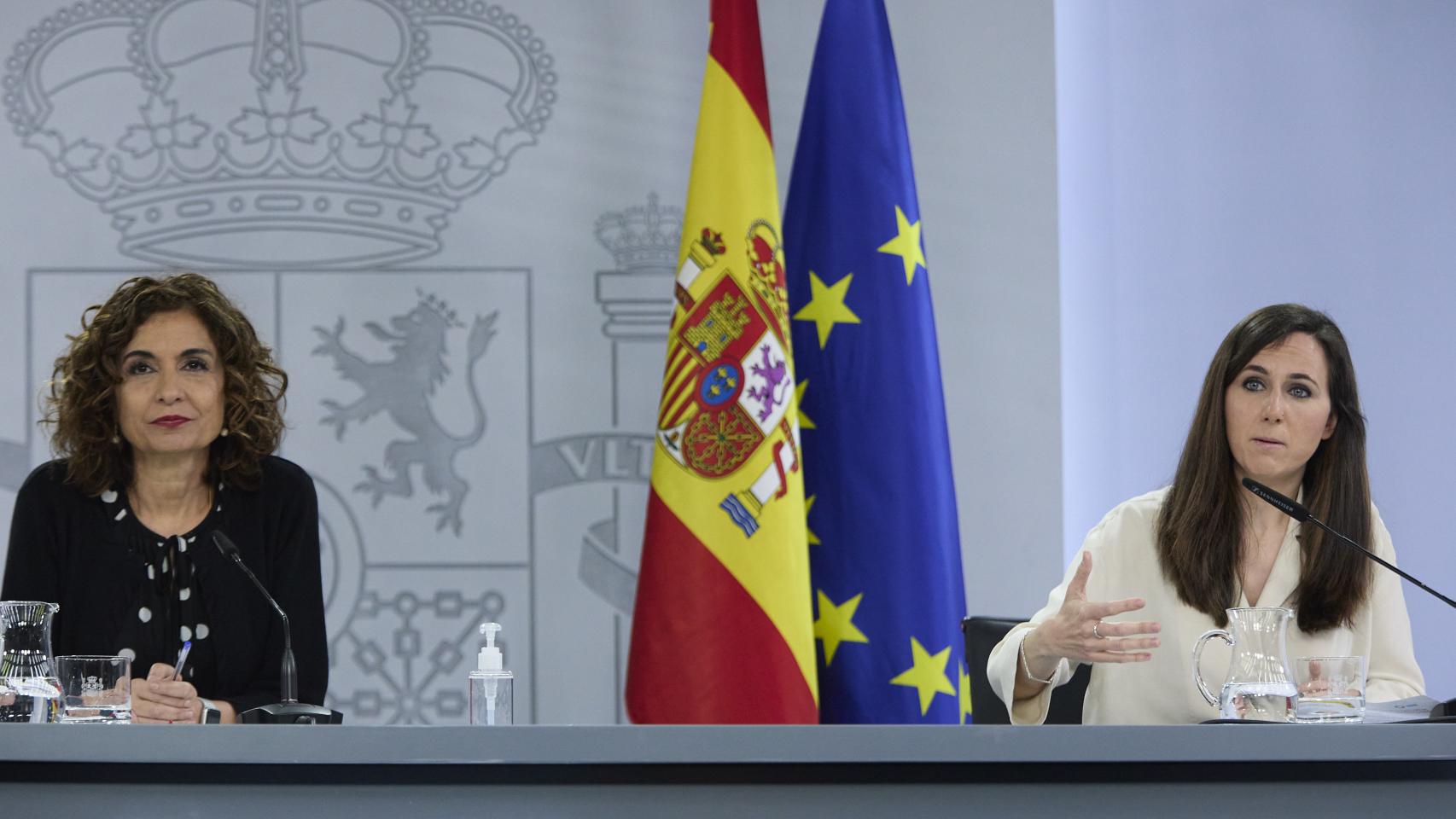 La ministra de Hacienda, María Jesús Montero, y la de Derechos Sociales, Ione Belarra.