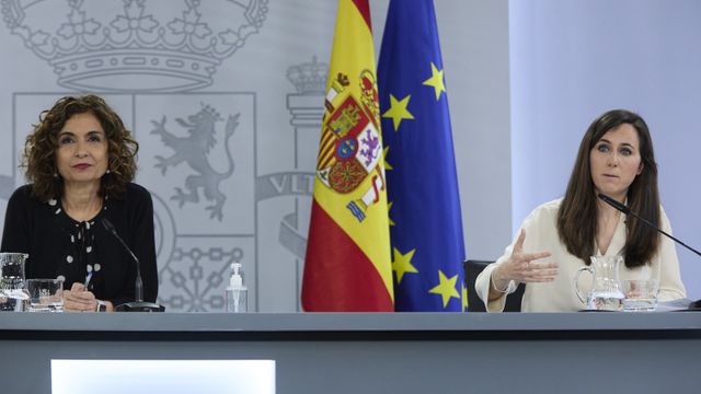 La ministra de Hacienda, María Jesús Montero, y la de Derechos Sociales, Ione Belarra.