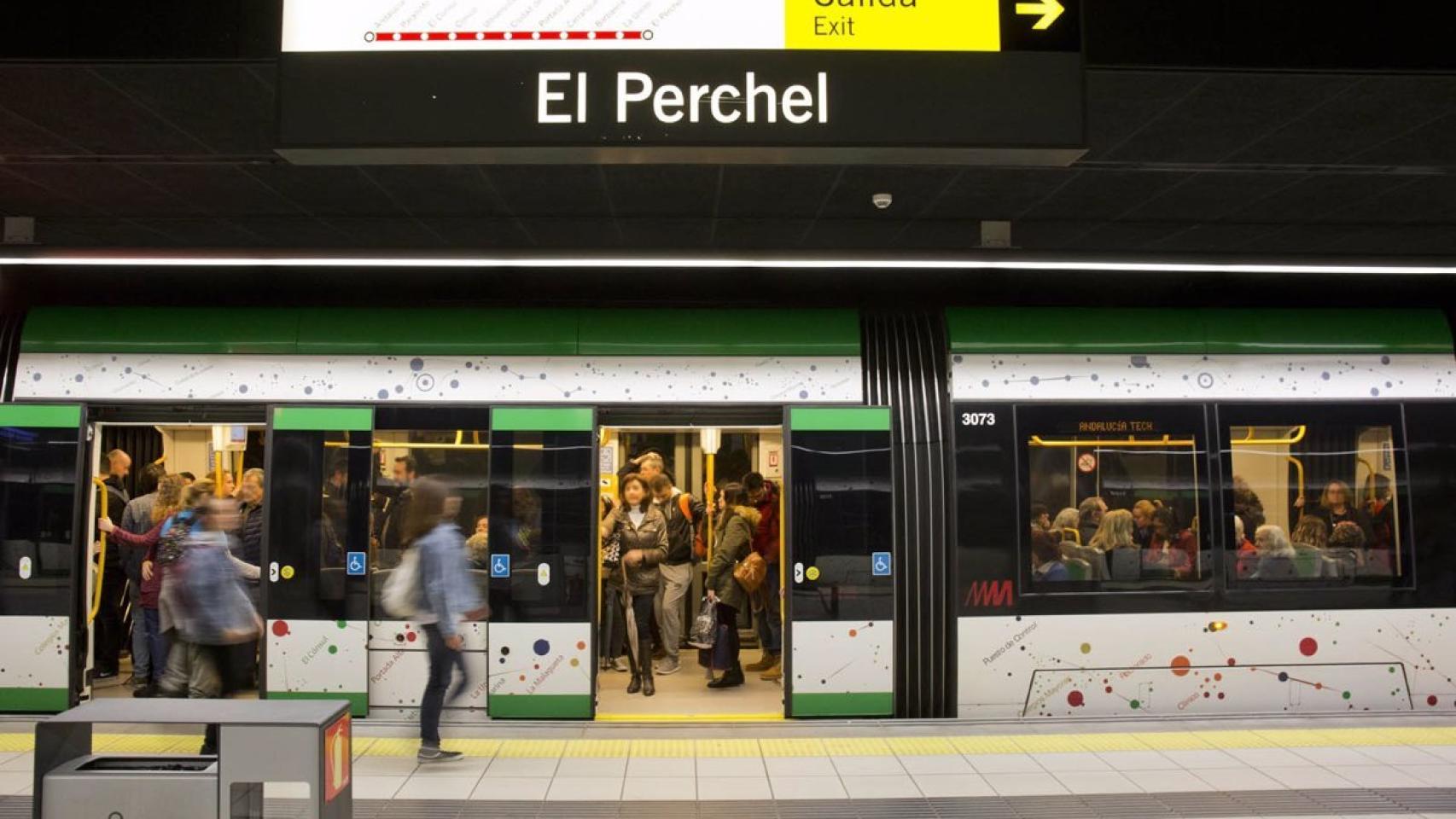 Uno de los trenes del Metro de Málaga, parado en una de las estaciones.