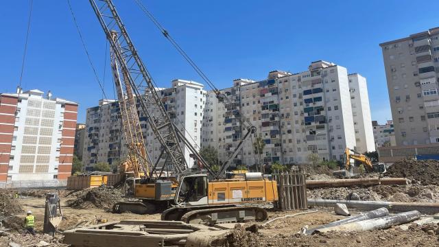 Trabajos en los suelos de la antigua Flex, en el barrio malagueño de Carretera de Cádiz.