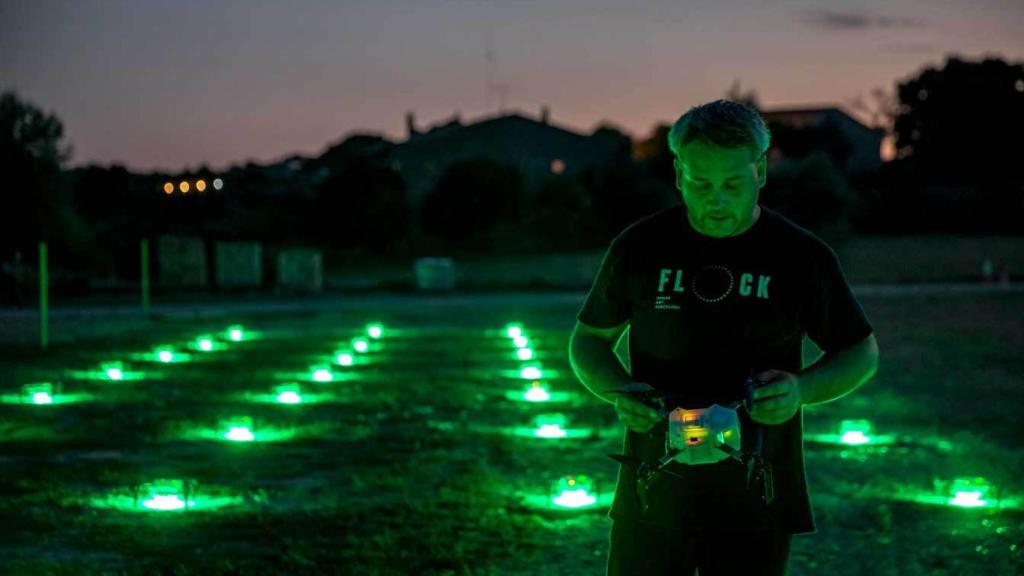 Un técnico en el centro de vuelo de un espectáculo de drones