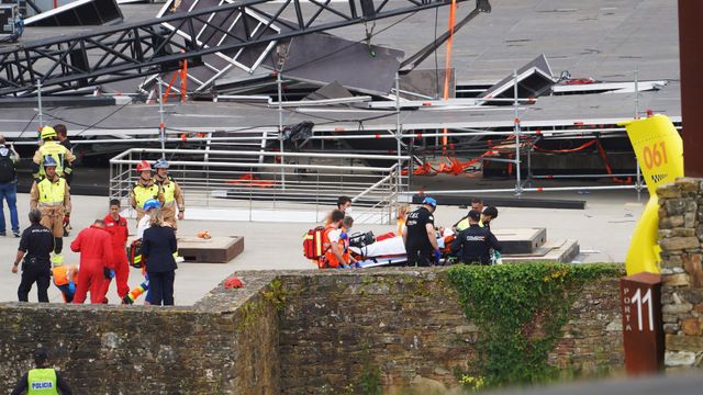 Uno de los heridos es trasladado al hospital tras derrumbarse el escenario principal del festival O Son do Camiño.