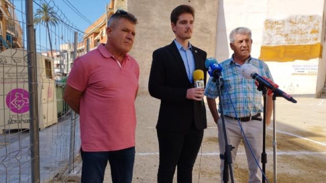 El exconcejal del PSOE José María 'El Polo' (1D),  en el acto de cesión de un solar para el Ayuntamiento, con el alcalde de Totana, Pedro José Sánchez.