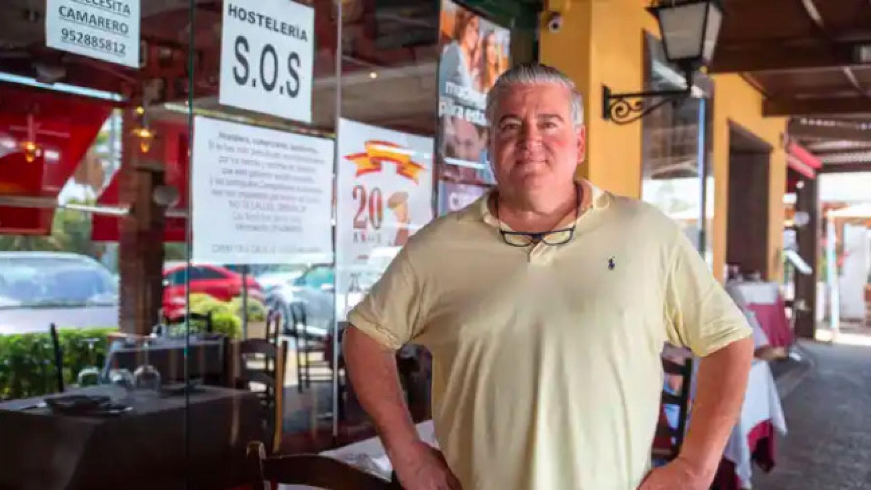 José en frente de su restaurante, durante el verano de 2021.