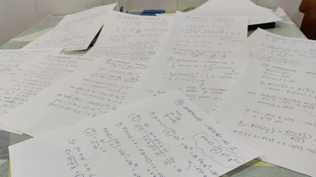 Lluvia de zascas a un profesor 'youtuber': dice que un examen es fácil y tiene errores al hacerlo