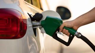 Una persona llenando el depósito de gasolina de un vehículo.