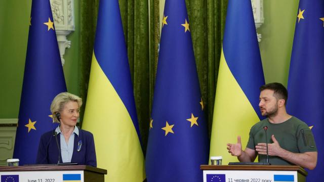 El presidente ucraniano, Volodimir Zelenski, junto a la presidenta de la Comisión Europea, Ursula Von der Leyen, este sábado 11 de junio en Kiev