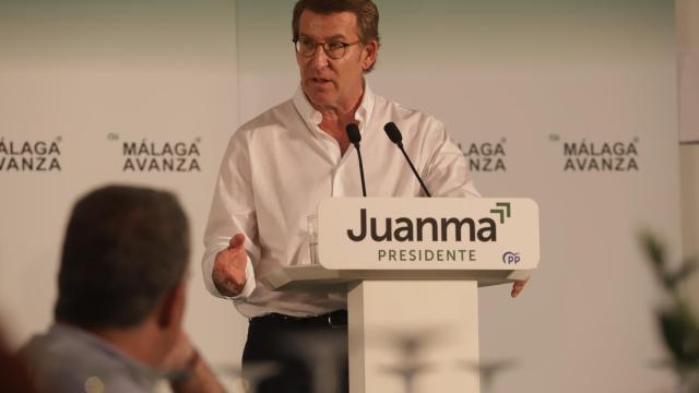 Núñez Feijóo cierra el mitin en Málaga junto a Juanma Moreno.