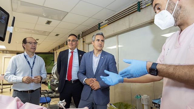 El vicepresidente Zuloaga, durante una visita al Hospital Virtual de Valdecilla.