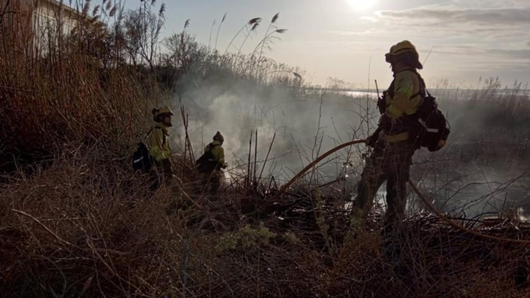 Imagen de archivo de un bombero en un incendio forestal.