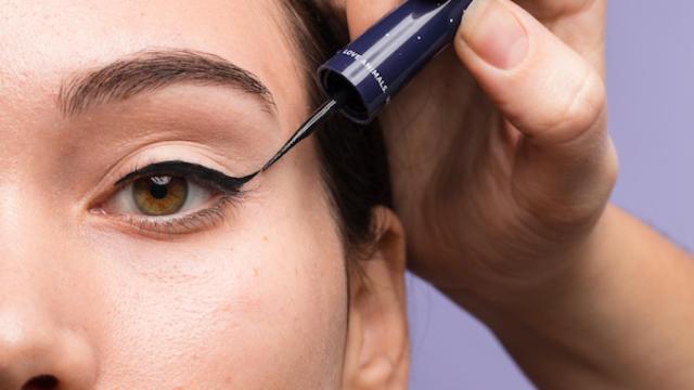 Un delineador líquido para maquillar el párpado superior.
