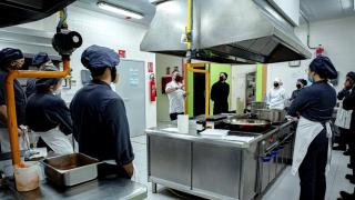 La formación es una de los ámbitos que las patronales consideran clave al abordar el sector, en la imagen  el tres estrellas Michelin visita el centro de FP de Alcoy.