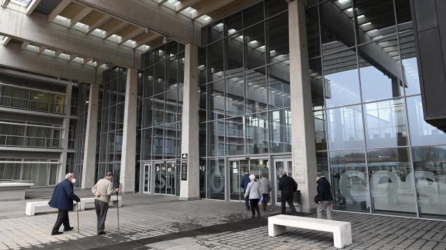 Entrada del Hospital Universitario de Burgos.