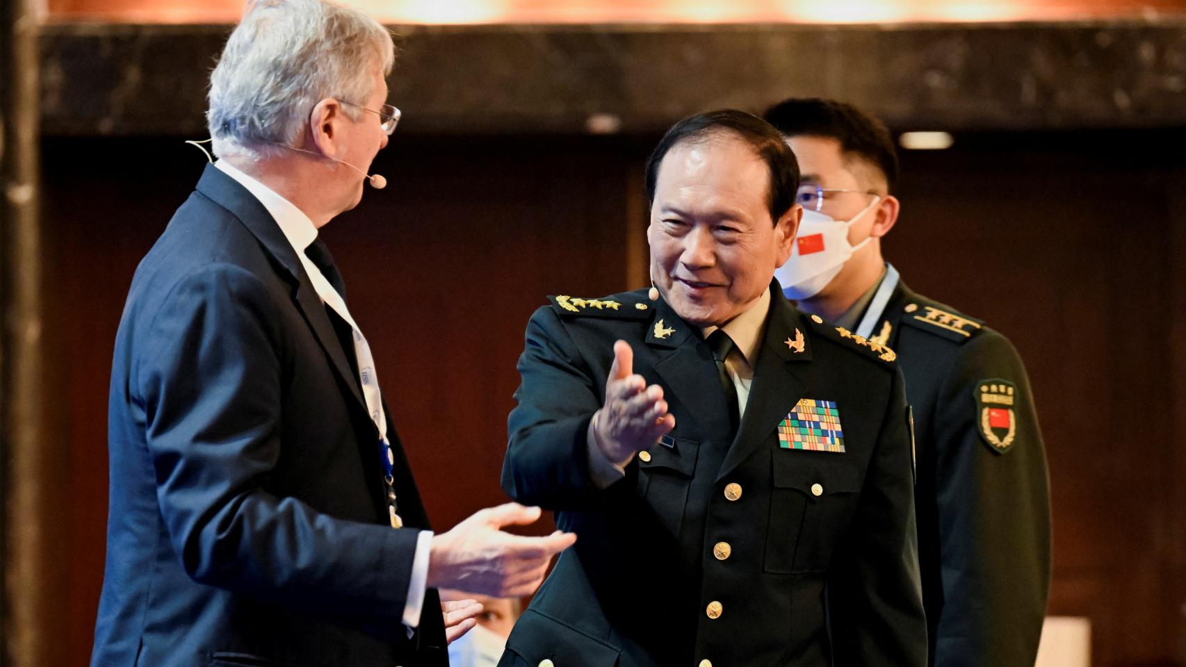 El ministro de Defensa chino, Wei Fenghe, invita a pasar a un asistente a su charla en el Diálogo Shangri-La, este domingo 12 de junio