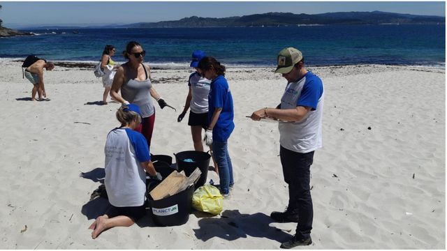 Los voluntarios durante la recogida.