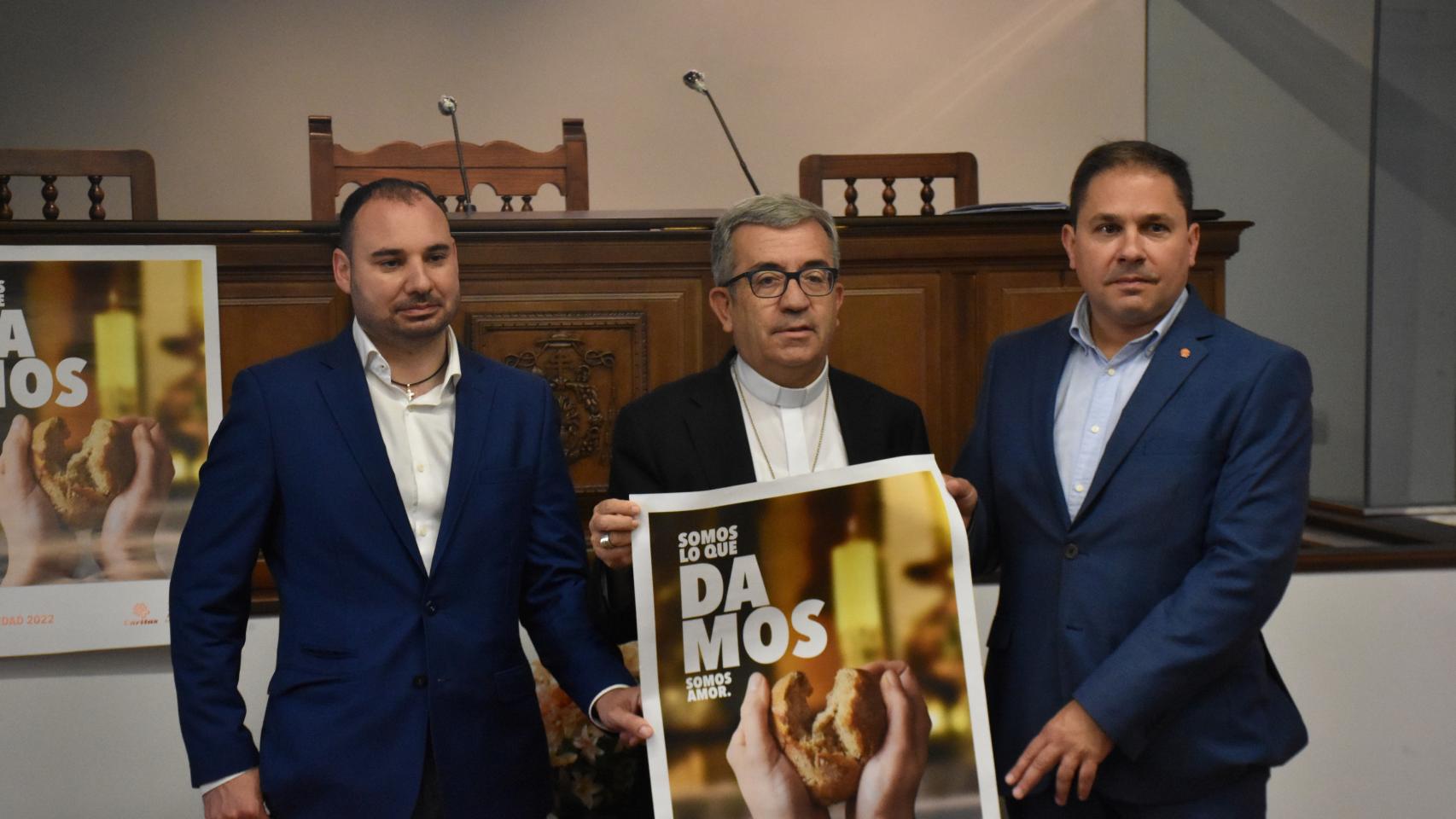El obispo auxiliar, Luis Argüello en el centro de la imagen junto a José Colinas, delegado, a su derecha y Eduardo Boelhoff director, a su izquierda