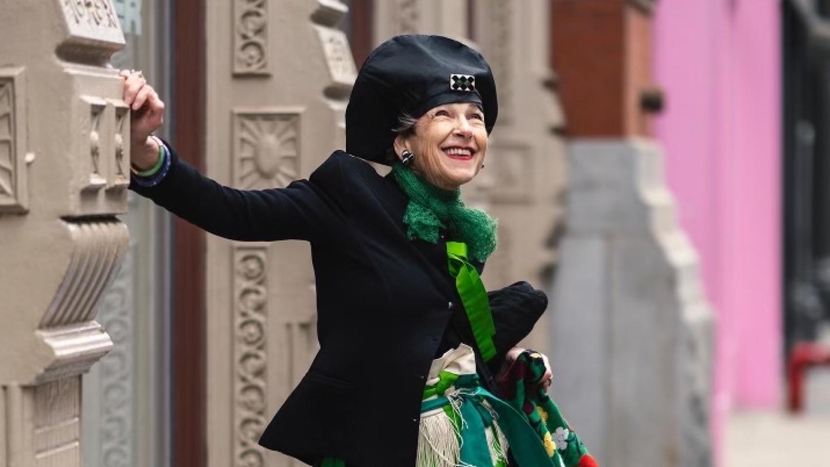 Tziporah Salamon sonríe en la calle.