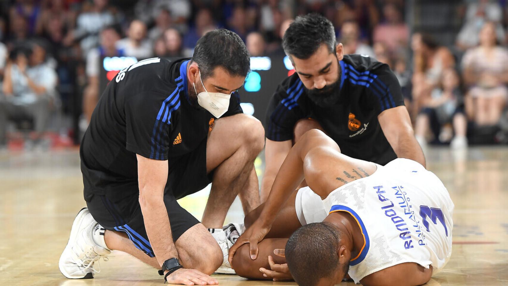 Anthony Randolph se duele de su rodilla.