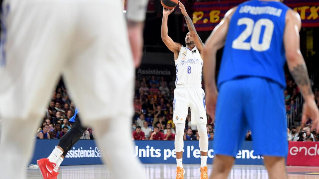 Adam Hanga lanza de tres.