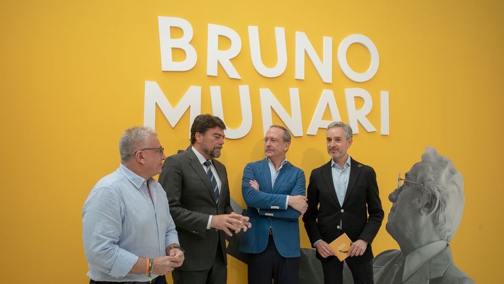 El alcalde y el concejal de Cultura, en la inauguración de la exposición.