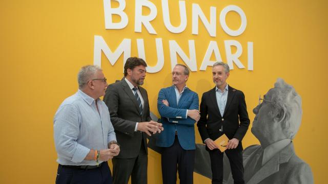 El alcalde y el concejal de Cultura, en la inauguración de la exposición.