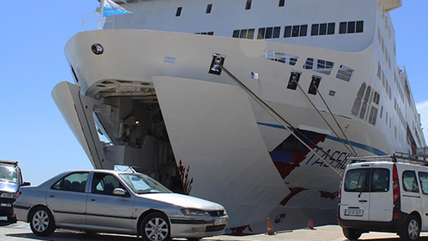 Un momento en el embarque del ferry Alicante-Orán.