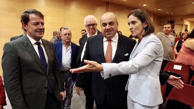 La ministra de Industria, Reyes Maroto, junto al presidente de la Junta de Castilla y León, Alfonso Fernández Mañueco, en el acto de la firma de hoy en Madrid