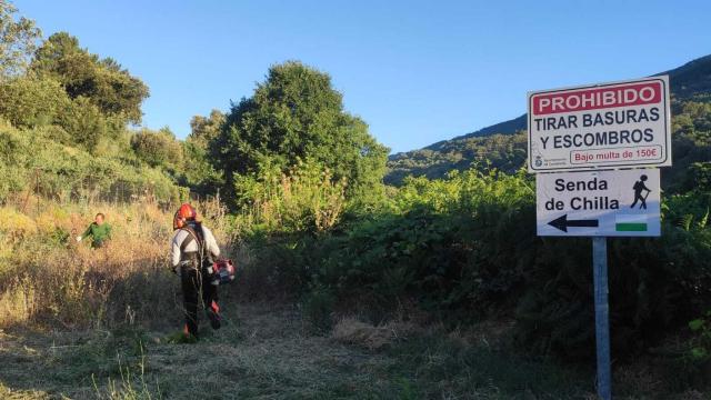 Imagen de la limpieza de la senda Chilla en Candeleda