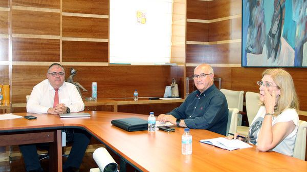 El consejero de Sanidad, Alejandro Vázquez, se reúne con el presidente del Consejo Autonómico de Enfermería de Castilla y León, Enrique Ruiz Forner