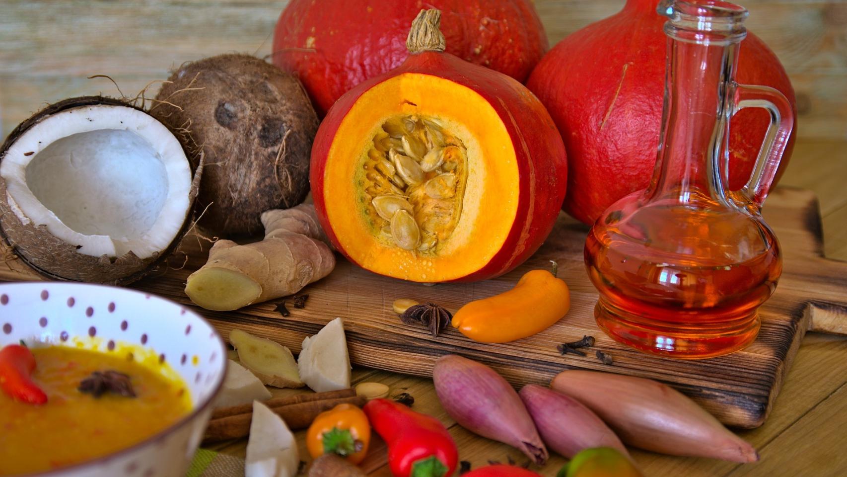 Ingredientes para una crema de calabaza, propia de una dieta basada en plantas.