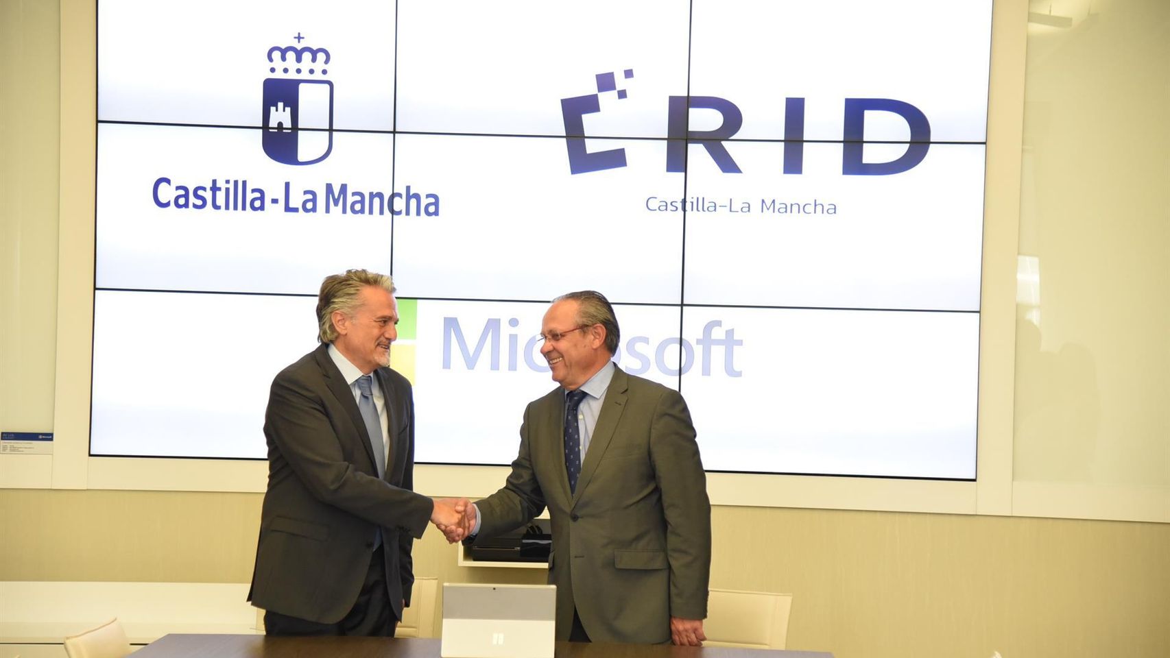 El consejero de Hacienda y Administraciones Públicas, Juan Alfonso Ruiz Molina, firma un acuerdo con el presidente de Microsoft España, Alberto Granados, en la sede central de esta multinacional tecnológica