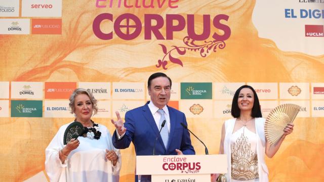 Esther Esteban, Pedro J. Ramírez y Cruz Sánchez-Lara con el diseño de Alejandro de Miguel.