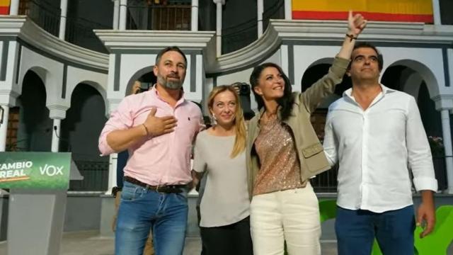 Santiago Abascal, líder de Vox; junto a Giorgia Meloni, de Fratelli d'Italia; Macarena Olona y  Antonio Sevilla.