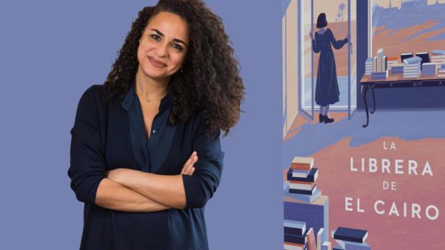 Nadia Wassef junto a la portada de su libro.