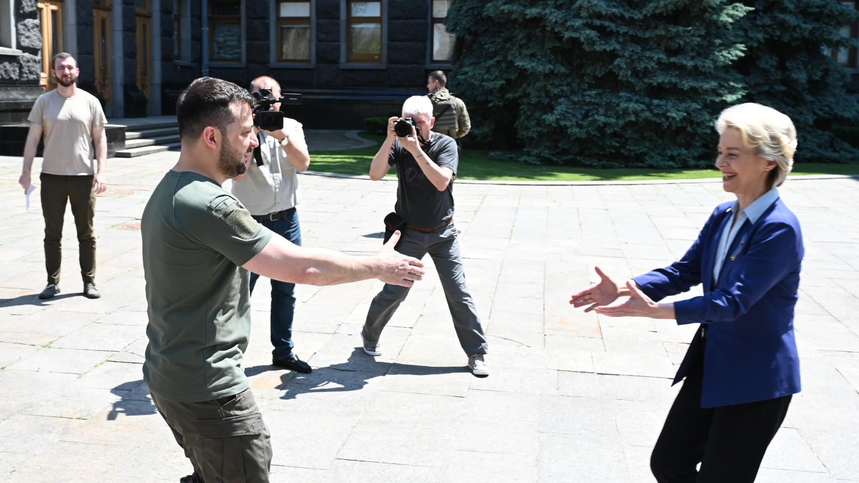 El presidente ucraniano, Volodímir Zelenski, recibe a Ursula von der Leyen durante su visita a Kiev en junio de 2022.